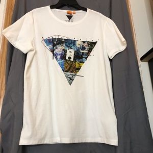 ⚪️💙White T-Shirt w/ Design💙⚪️